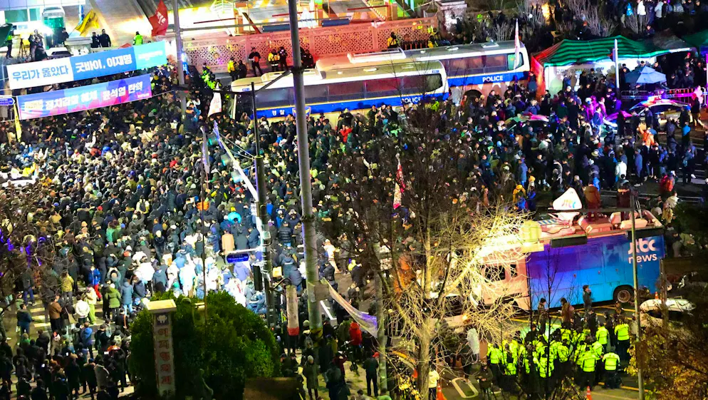 U-turn in South Korea - President lifts martial law - Gallery. Demonstrators in front of the parliament building in Seoul.