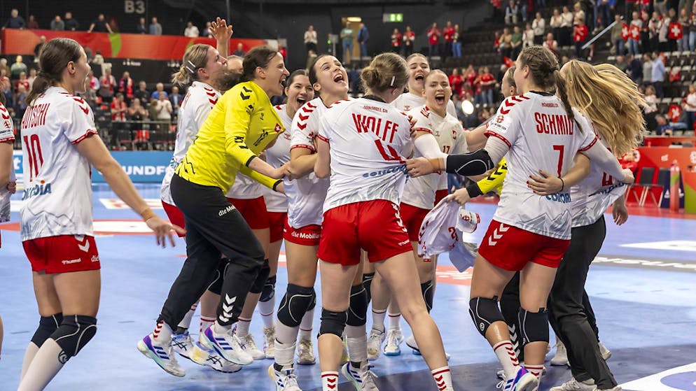 Die Freude ist riesig bei den Schweizer Handballerinnen nach dem Sieg gegen Kroatien