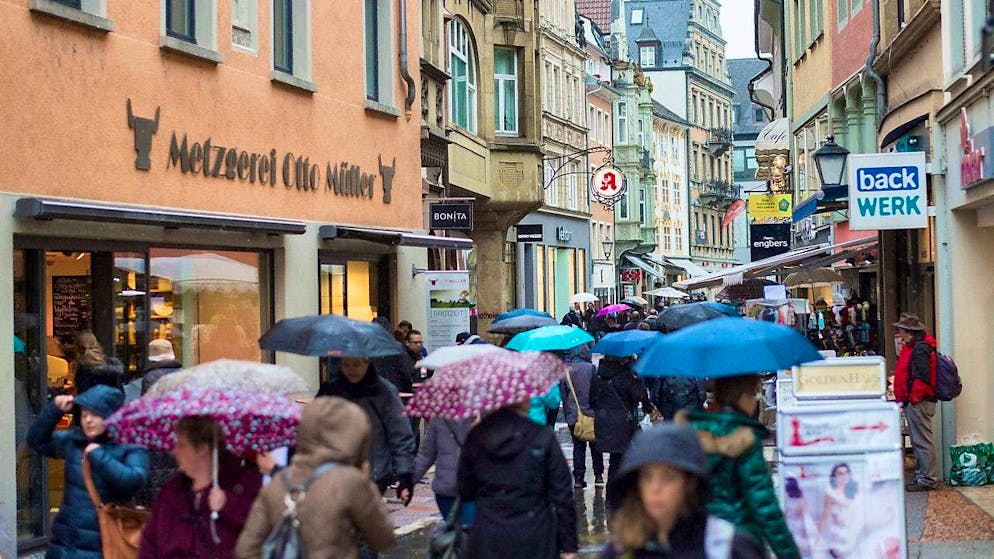 Shopping tourists in the old town of Constance.