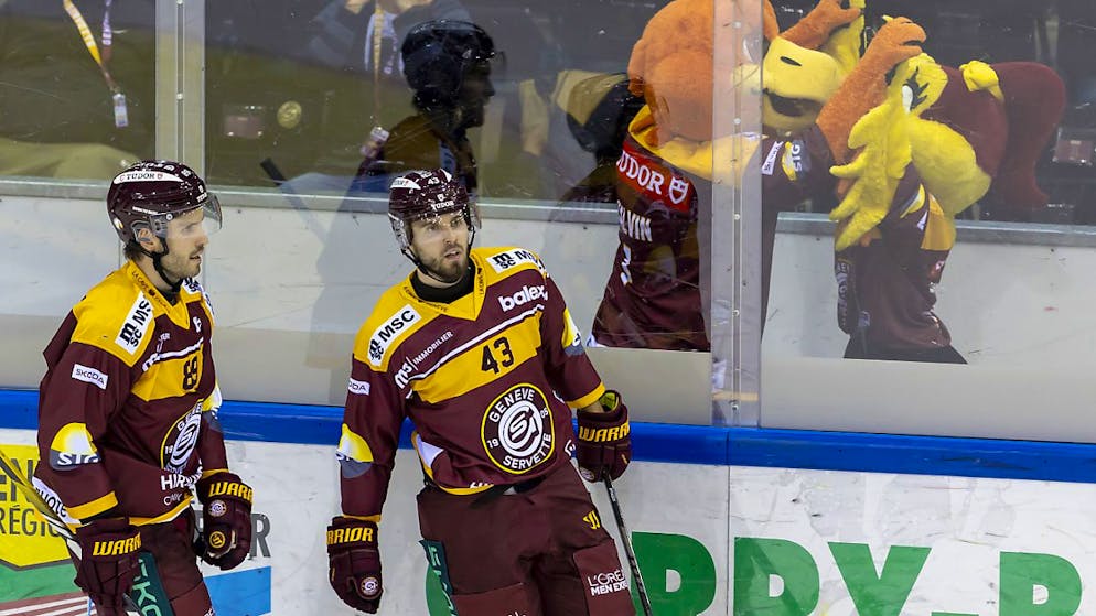 Michael Spacek (Nr. 43) bejubelt sein einziges Tor für Servette - ausgerechnet zum 4:3 nach Verlängerung gegen Ambri, für das er vorher zwei Jahre lang gespielt hat
