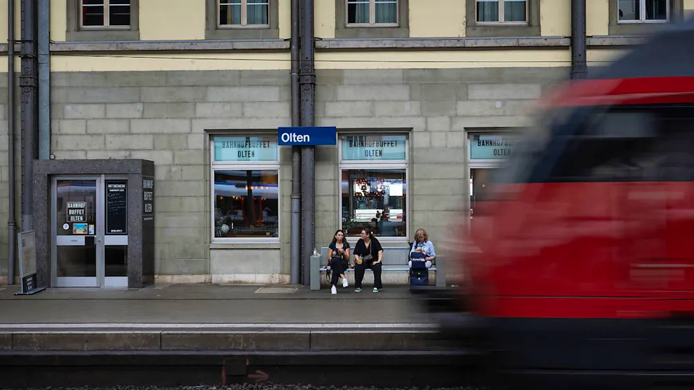 In der Nähe des Bahnhofs Olten hat die Polizei vier junge Männer festgenommen, die zuvor einem Mann im Zug von Bern nach Olten - unter Androhung von Gewalt - das Handy weggenommen hatten. (Archivbild)