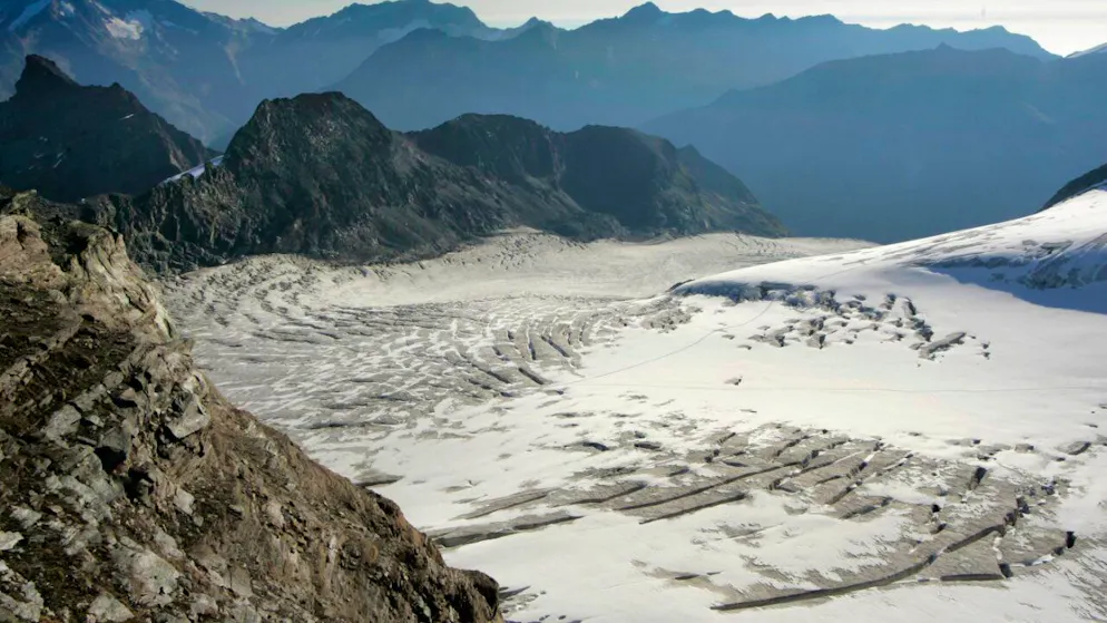 I ricercatori hanno notato un marcato peggioramento delle quantità di neve dopo il 1980, in concomitanza con un altrettanto netto aumento delle temperature. Nella foto il Hohlaubgletscher sopra a Saas-Fee (VS).