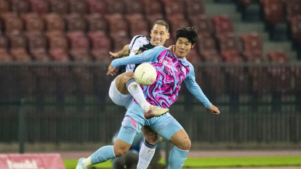 Das zweite Zürcher Derby als Hauptgang - Gallery. Das nächste Zürcher Derby: Nikola Katic und Lee Young-Jun im Kampf um den Ball am letzten Samstag