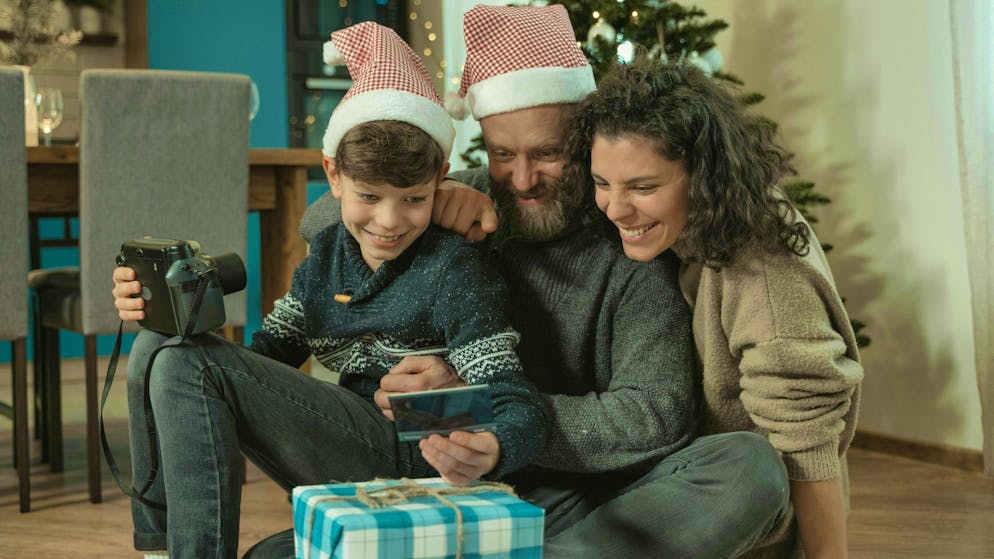 Cell phones are popular gifts at Christmas. With a second-hand cell phone, you can make your loved ones happy and protect the environment at the same time.