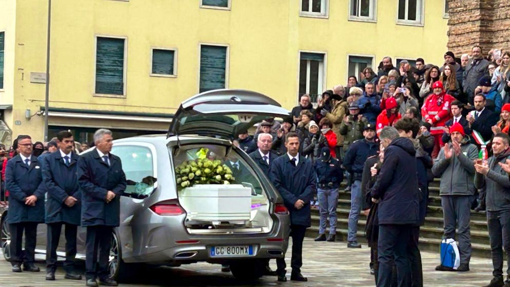 Vor einer Kirche nehmen Menschen Abschied von einer 22-jährigen Italienerin, die von ihrem Ex-Freund umgebracht wurde. Foto: Lucrezia Granzetti/LaPresse/AP/dpa