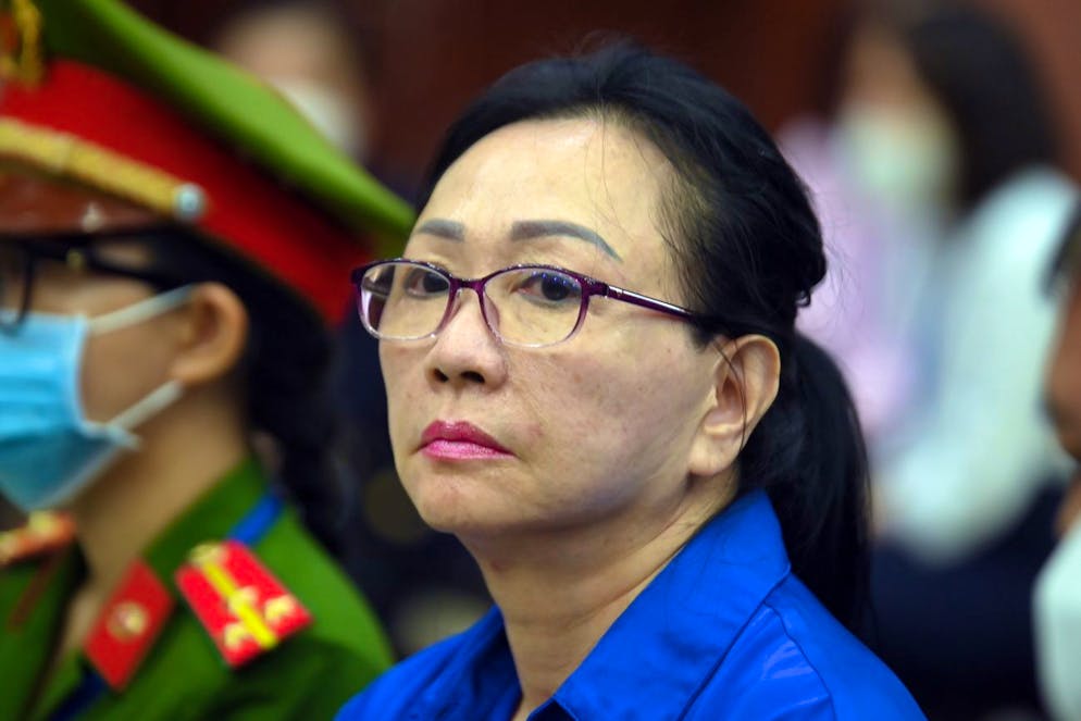 En chemise bleue, Truong My Lan était apparue dans la matinée au premier rang de la salle d'audience, assise à côté de son mari, également prévenu pour violation des règles bancaires.