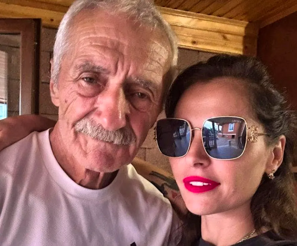 La femme avec son père biologique.