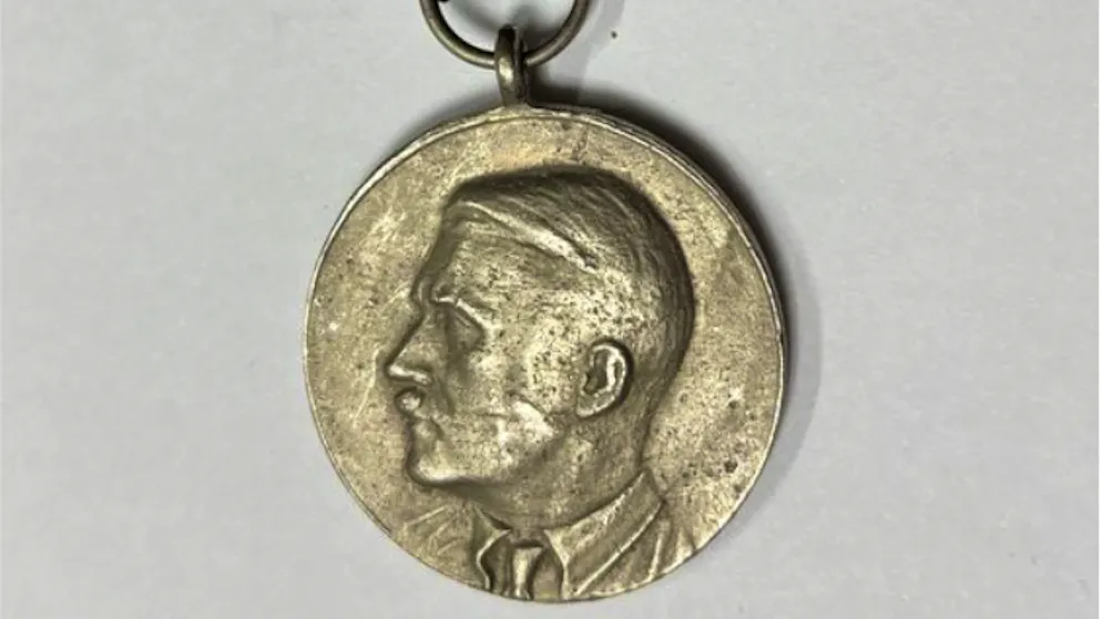 Ban is simply circumvented. Ricardo allows Nazi devotional objects to be auctioned