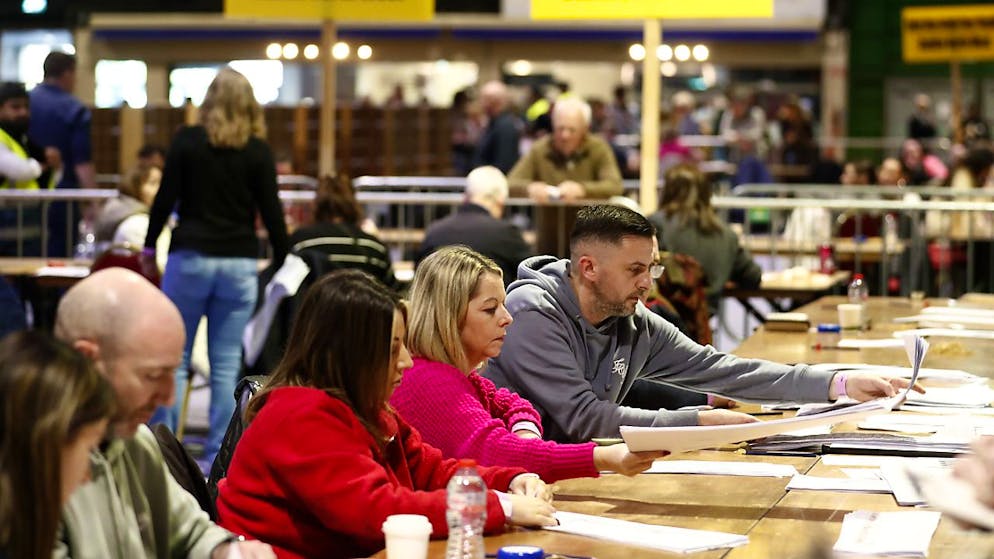 Sur les 174 sièges mis en jeu, les deux partis de centre droit Fianna Fail et Fine Gael ont remporté respectivement 48 et 39 sièges, soit 87 ensemble.