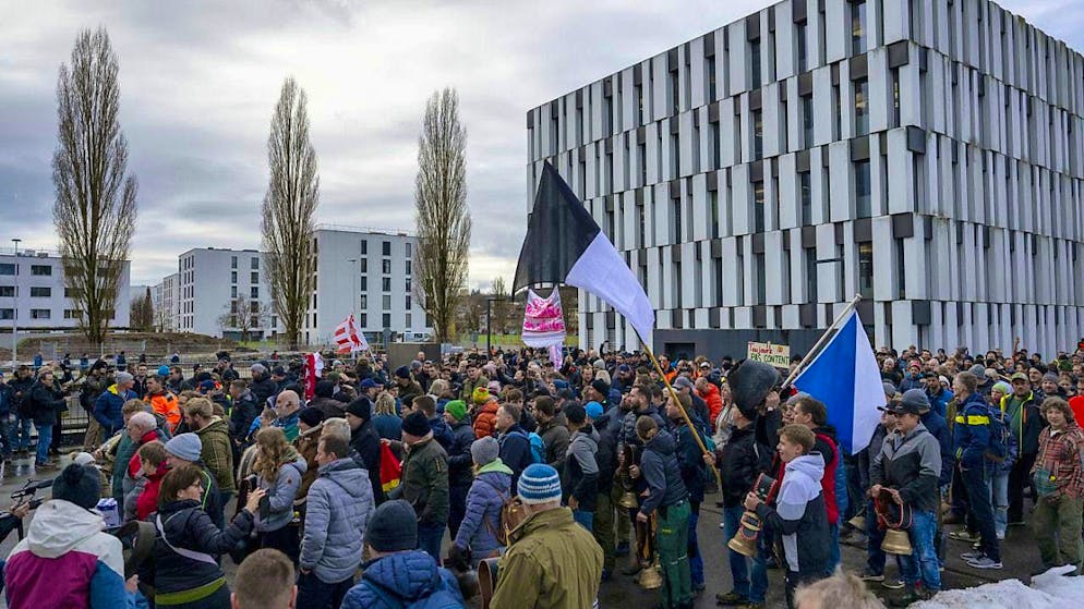 Around 1,000 farmers attended a rally in front of the Federal Office for Agriculture in Liebefeld, Berne, to emphasize their demands.