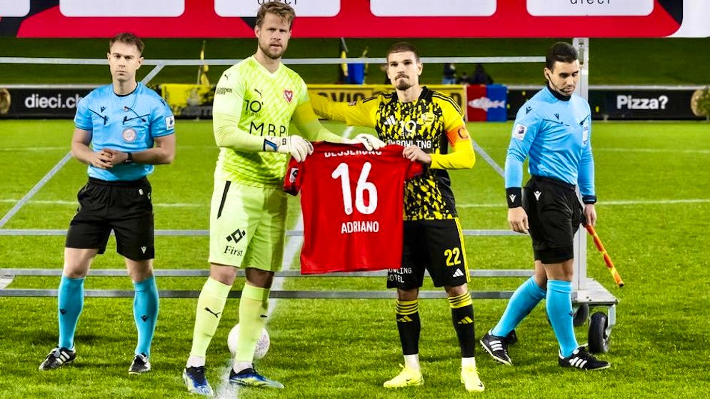 Benjamin Büchel remet un maillot floqué au nom d'Adriano De Pierro à Luca Gazetta.
