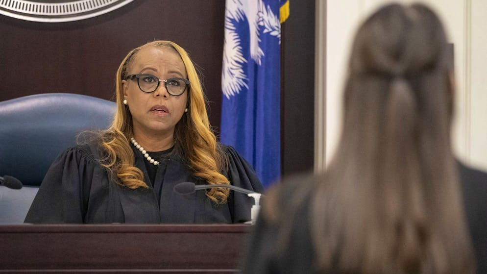 Die Richterin Deadra Jefferson (l.) hört sich das Schuldeingeständnis der angeklagten Autofahrerin an. (2. Dezember 2024) 