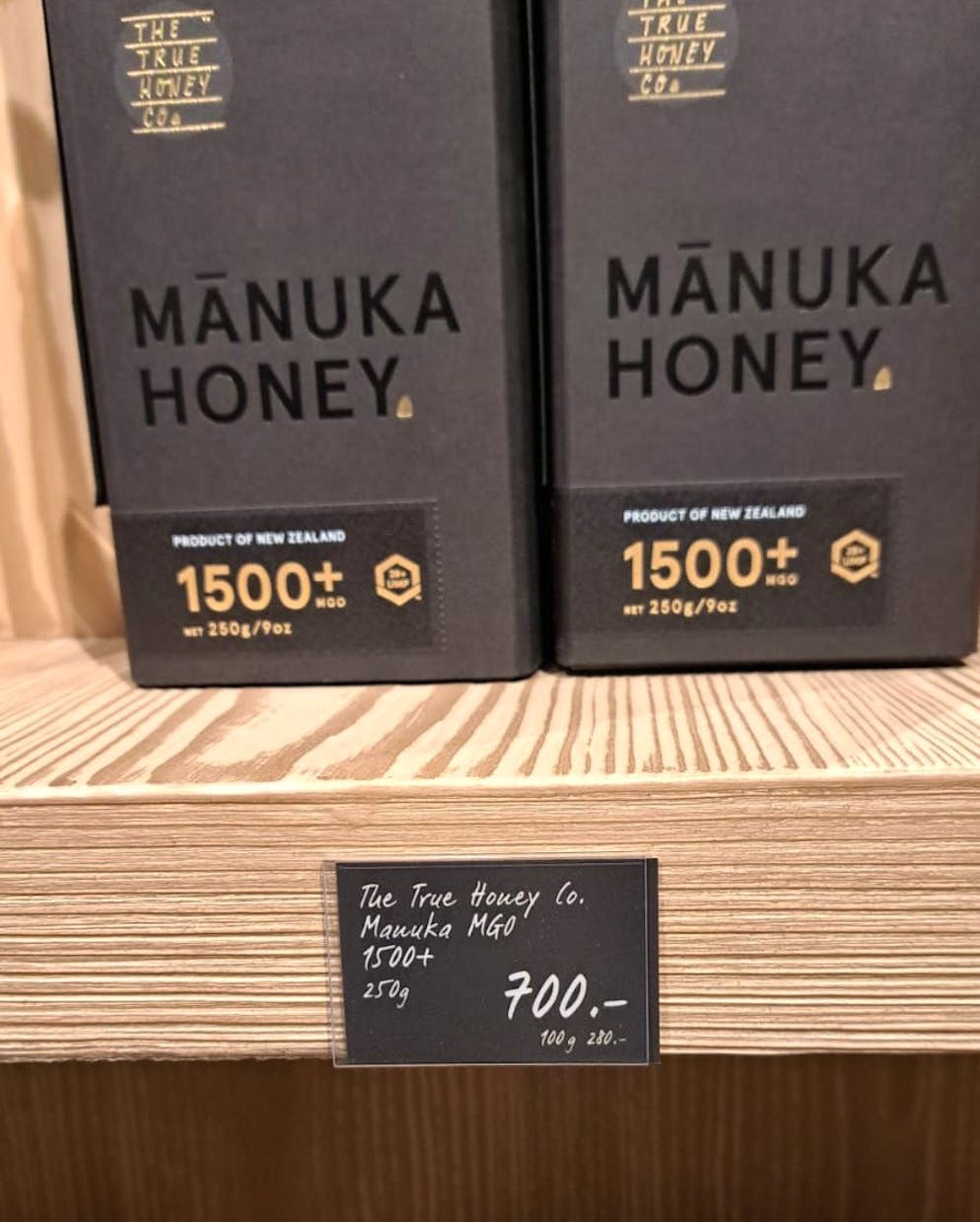 Manuka-Honig aus Neuseeland ist in aller Munde. Er wird oft als Heilmittel dargestellt, als Luxusprodukt zu astronomischen Preisen vermarktet und von Prominenten hochgelobt.