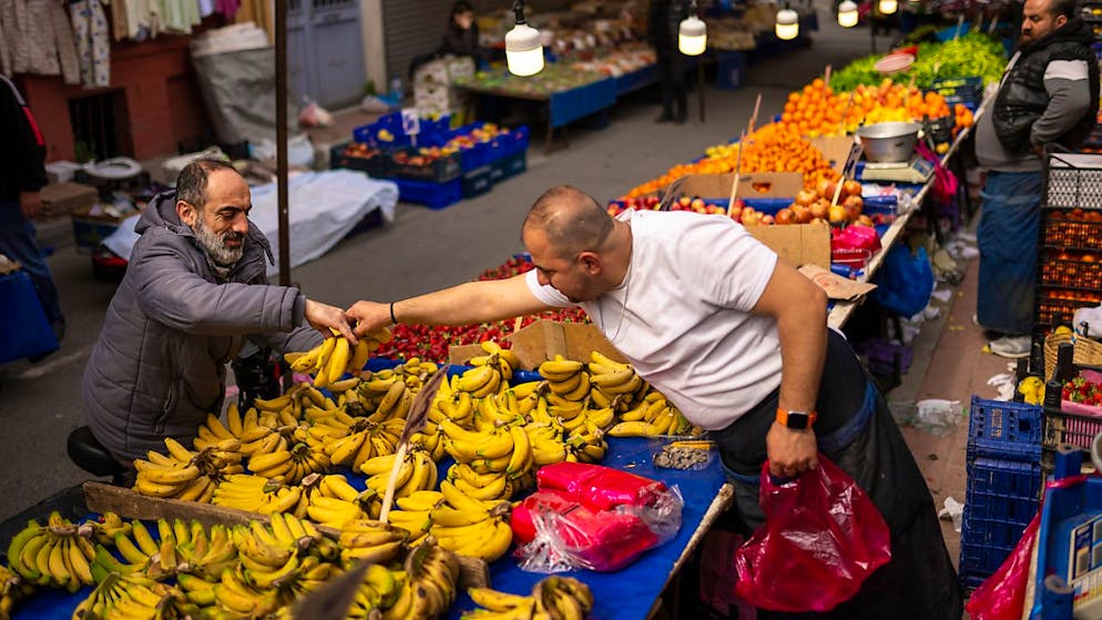 Marktstand in Istanbul: In der Türkei steigen die Preise im Vergleich zum Vorjahr weiter deutlich an. (Archivbild)