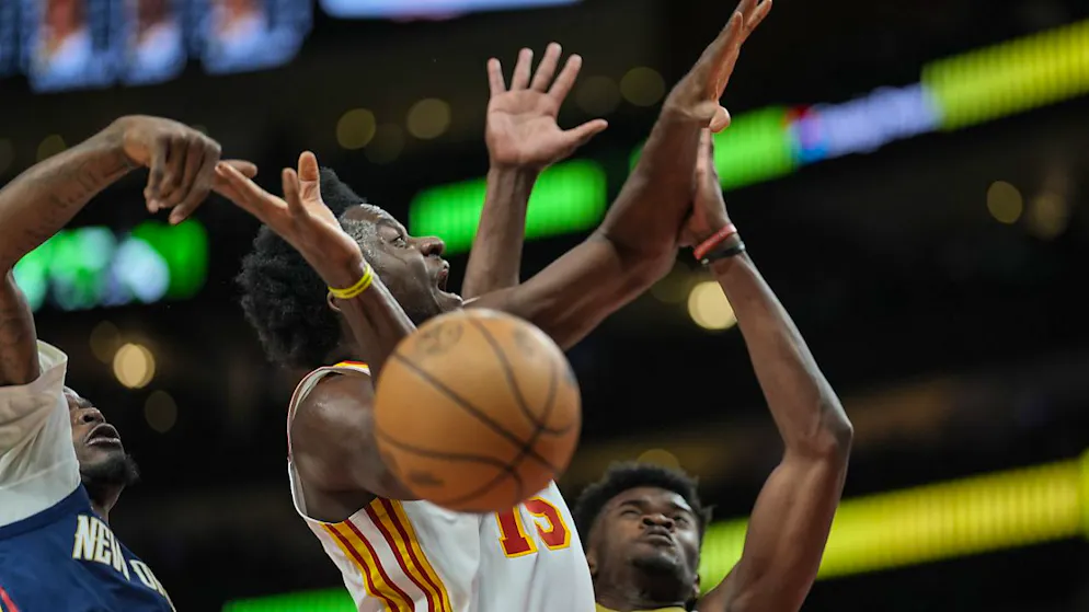 Clint Capela (weiss) eroberte gegen die New Orleans Pelicans 17 Rebounds.