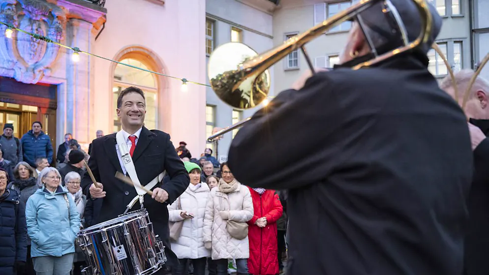 Le président appenzellois du Conseil des Etats fêté dans son canton - Gallery. Après la cérémonie officielle, Andra Caroni a ouvert un apéritif partagé avec la population en accompagnant au tambour un joueur de cuivre.
