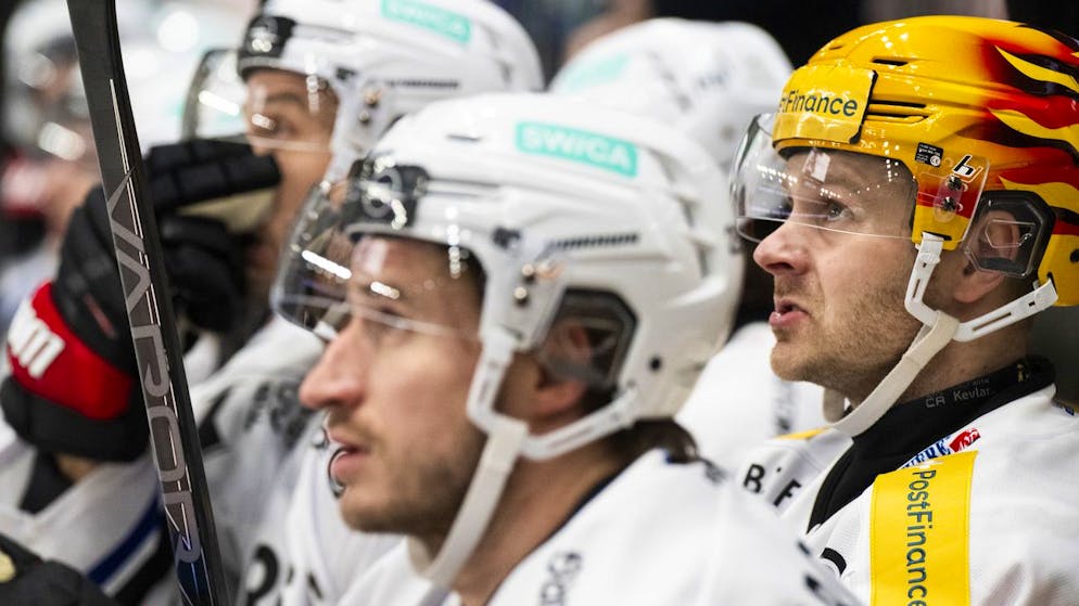 Lucas Wallmark (à droite) et Fribourg n'ont pas réussi à gagner un 3e match de rang en National League.