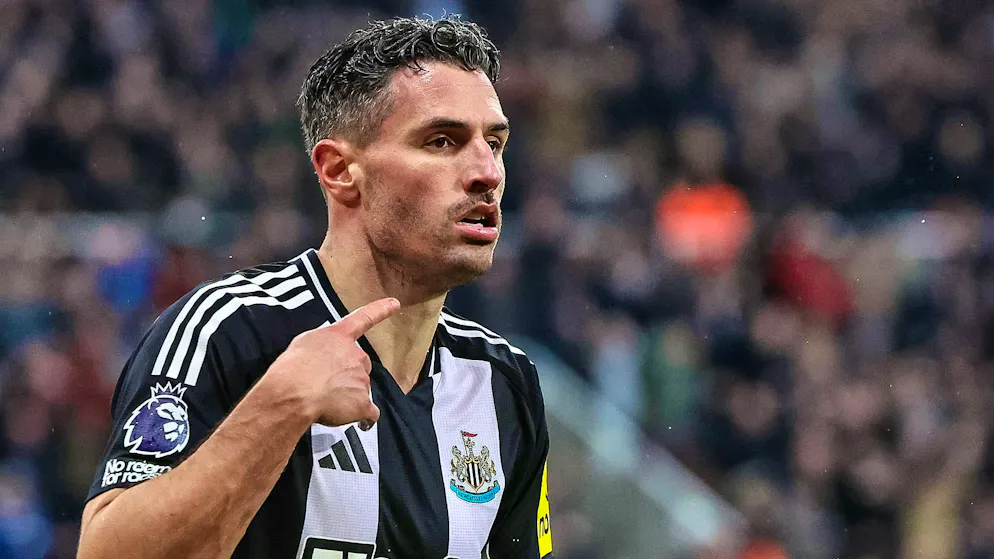 Schär scores the equalizer against Liverpool just before the end.