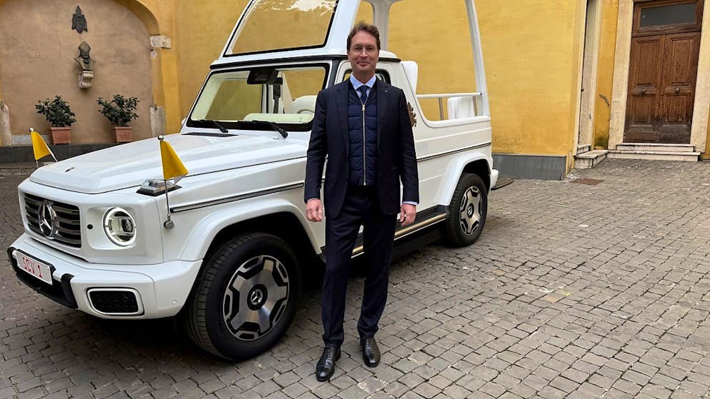 Mercedes-Benz-Chef Ola Källenius steht vor dem neuen Papamobil für Papst Franziskus. Foto: Christoph Sator/dpa