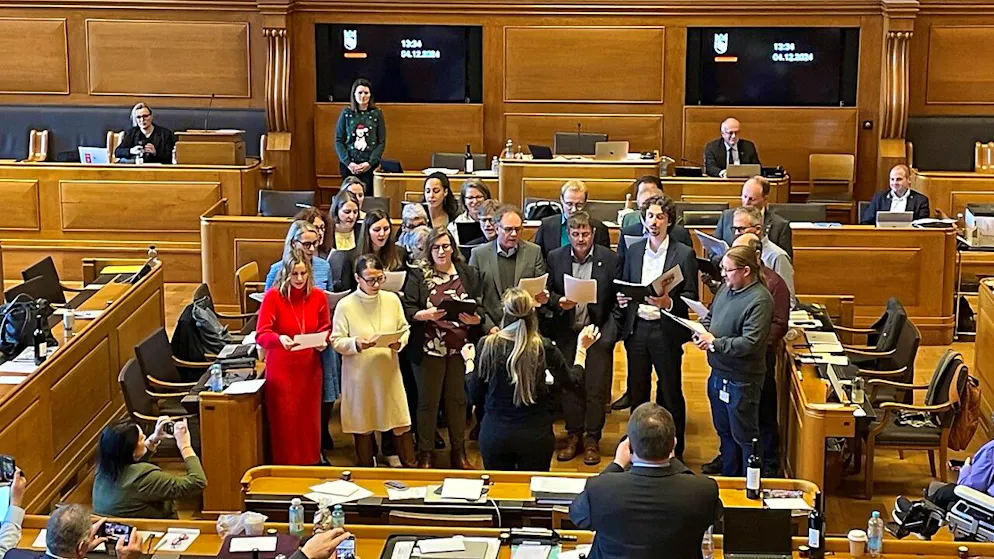 Samichlaus redet dem Berner Grossen Rat ins Gewissen - Gallery. Ein Chor aus Grossrätinnen und Grossräten lockerte am Mittwoch die Budgetdebatte im Berner Rathaus auf.