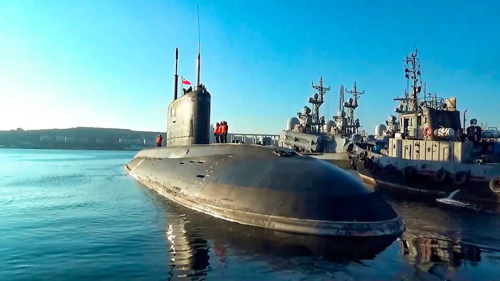 HANDOUT - Auf diesem vom Pressedienst des russischen Verteidigungsministeriums veröffentlichten Foto bereitet sich ein U-Boot der russischen Marine auf die Teilnahme an einer Übung in der Nähe von Wladiwostok vor. Foto: Uncredited/Russian Defense Ministry Press S/AP/dpa