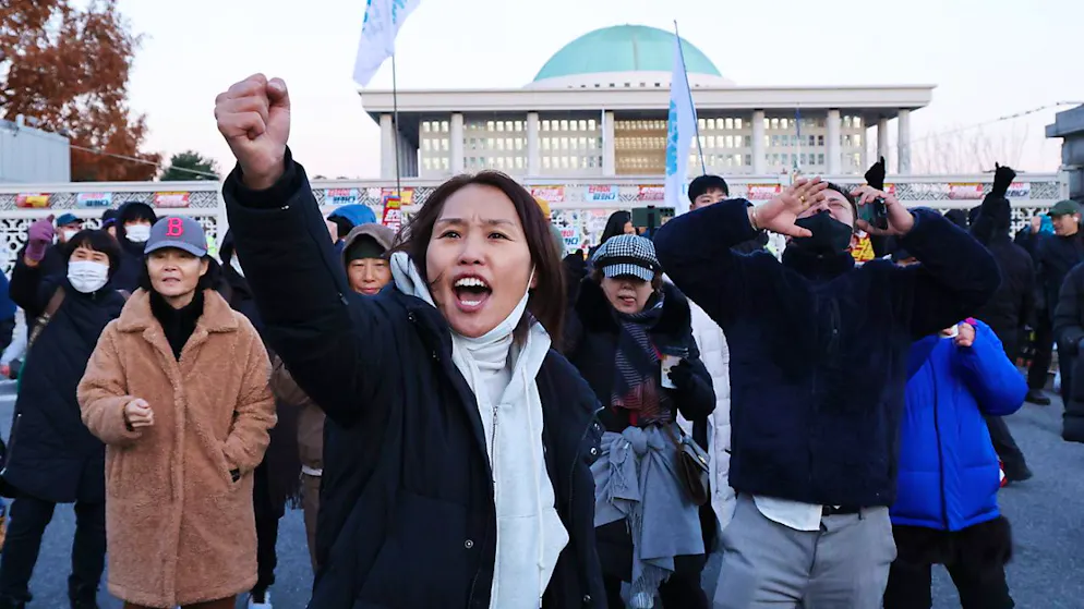 Le président sud-coréen poussé à la démission après la loi martiale - Gallery. La confédération coréenne des syndicats, plus importante intersyndicale du pays avec ses quelque 1,2 million de membres, a appelé à une "grève générale illimitée" jusqu'à la démission du président sud-coréen.