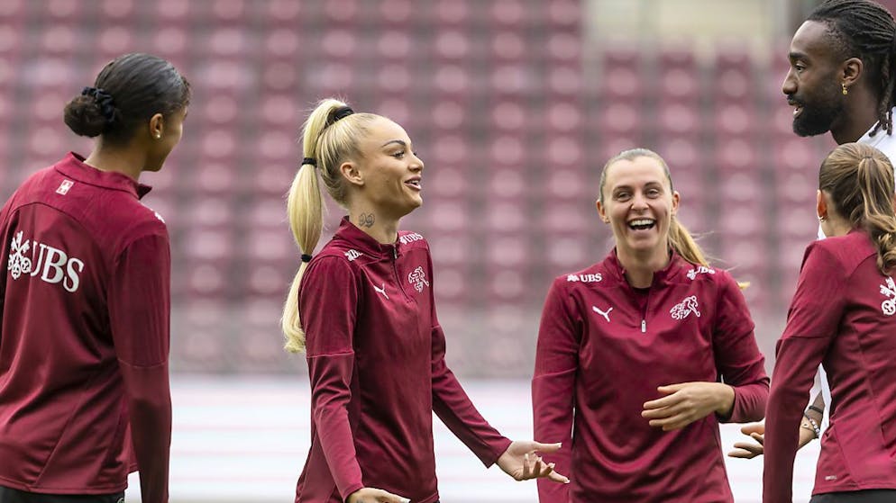 Wie Pia Sundhage die Schweizer Fussballerinnen weitergebracht hat - Gallery. Die Schweizerinnen - hier Sydney Schertenleib, Alisha Lehmann, Noelle Maritz und Smilla Vallotto (von links nach rechts) - unterhalten sich während eines Trainings sichtlich gutgelaunt mit dem Nationalteam-Sportkoordinator Johan Djourou