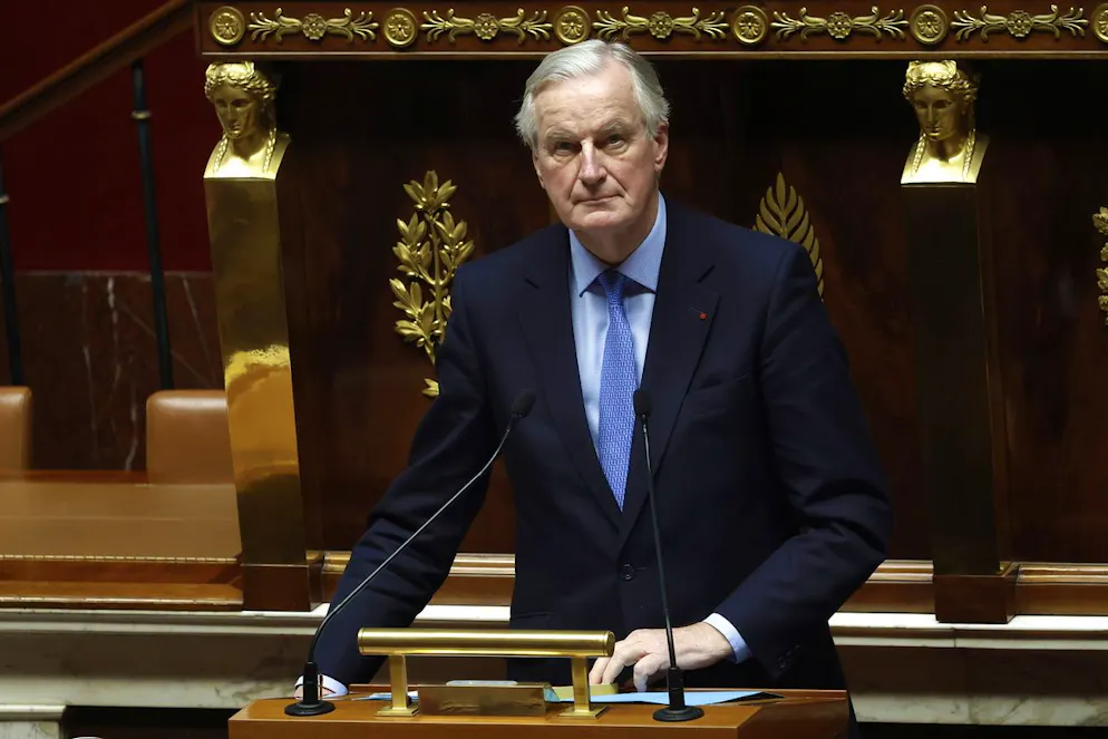 I fatti che hanno segnato il 2024 nel mondo. Il 4 dicembre il primo ministro francese Michel Barnier deve dimettersi dopo soli tre mesi dalla carica. L'Assemblea Nazionale ha votato la sfiducia al suo Governo, dopo che il premier aveva attivato l'articolo 49.3 della Costituzione per far passare il suo progetto di bilancio per la sicurezza sociale senza voto, ma la maggioranza dei membri del Parlamento aveva respinto il suo progetto due giorni prima. Nella storia della Quinta Repubblica, per ritrovare l'unico precedente bisogna andare indietro di 62 anni, nel 1962, quando a essere costretto alle dimissioni fu Georges Pompidou, futuro presidente della Repubblica. Dopo giorni di incertezza Emmanuel Macron ha poi nominato il veterano della politica François Bayrou, presidente del Modem e alleato di lunga data del presidente, come primo ministro.