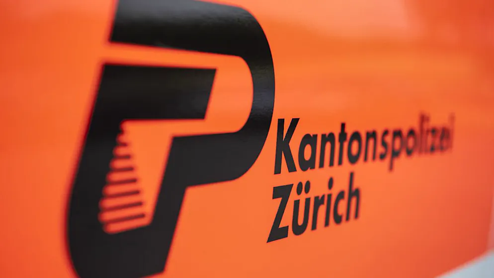 Rund um das Zürcher Fussball-Derby kontrollierte die Kantonspolizei Zürich 50 Personen. Dabei stellte sie unter anderem ein Messer und einen Schlagstock sicher. (Symbolbild).