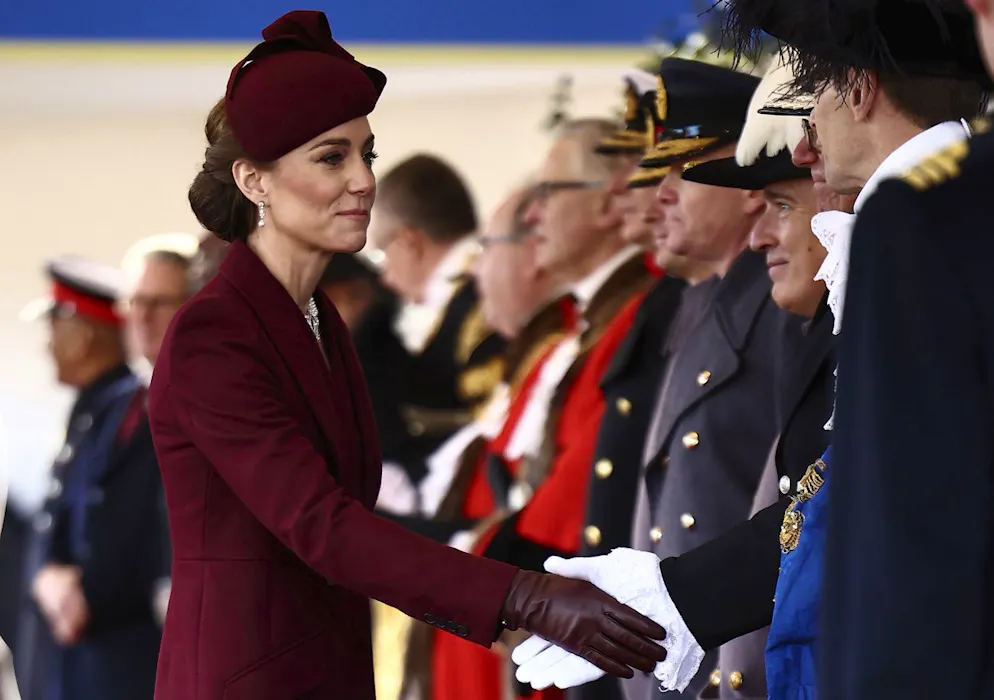 Kate en bordeaux. D’un autre côté, et c’est là l’élément le plus significatif, le bordeaux figure sur le drapeau qatari. Le choix de Kate est donc avant tout un geste diplomatique et symbolique, un signe de considération envers ses invités et une manière de renforcer les liens.