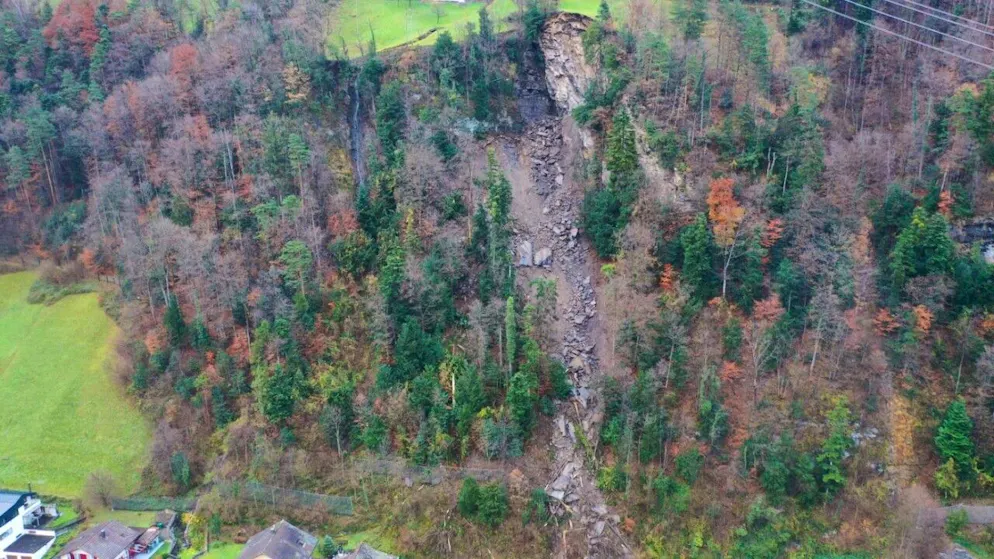 La zona della caduta di massi avvenuta lunedì.