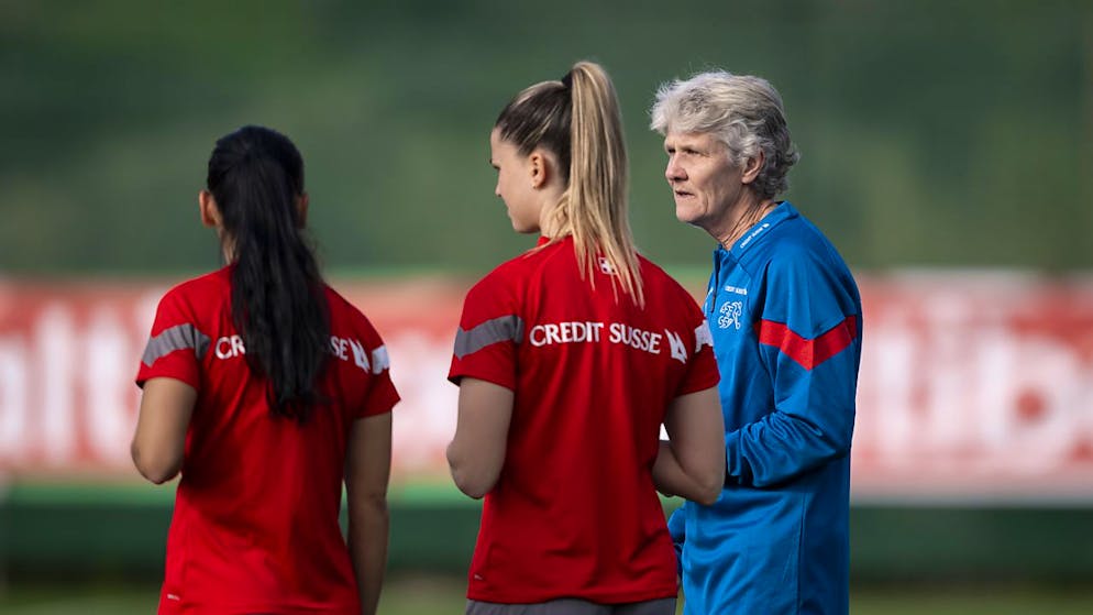 Wie Pia Sundhage die Schweizer Fussballerinnen weitergebracht hat - Gallery. Pia Sundhage spricht im Trainingscamp im Februar in Spanien zu Meriame Terchoun (links) und Viola Calligaris