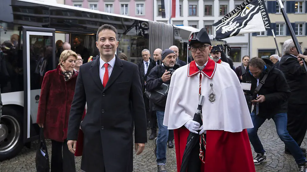 Le président appenzellois du Conseil des Etats fêté dans son canton - Gallery. Andrea Caroni et ses invités officiels, dont la conseillère fédérale Karin Keller-Sutter (à gauche) sont arrivés à Herisau en milieu d'après-midi en provenance de Berne.