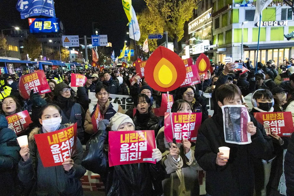 Senza militari e blindati per le strade, migliaia di persone manifestano a Seoul in difesa della democrazia e chiedono le dimissioni immediate di Yoon.
