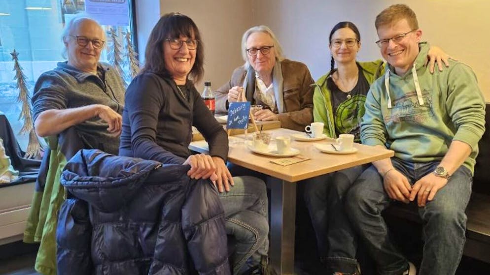 Dritte Generation übernimmt Basler Musikgeschäft Oesch - Gallery. Jennifer Kunz Oesch und Andreas Kunz (rechts im Bild) werden in dritter Generation das Geschäft übernehmen. Denise, Dieter und Erwin Oesch werden sie weiterhin unterstützen.