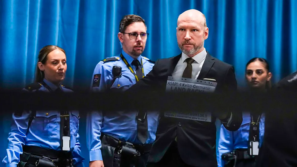 ARCHIV - Anders Behring Breivik (2.v.r) muss im Gefängnis bleiben. Foto: Beate Oma Dahle/NTB/dpa