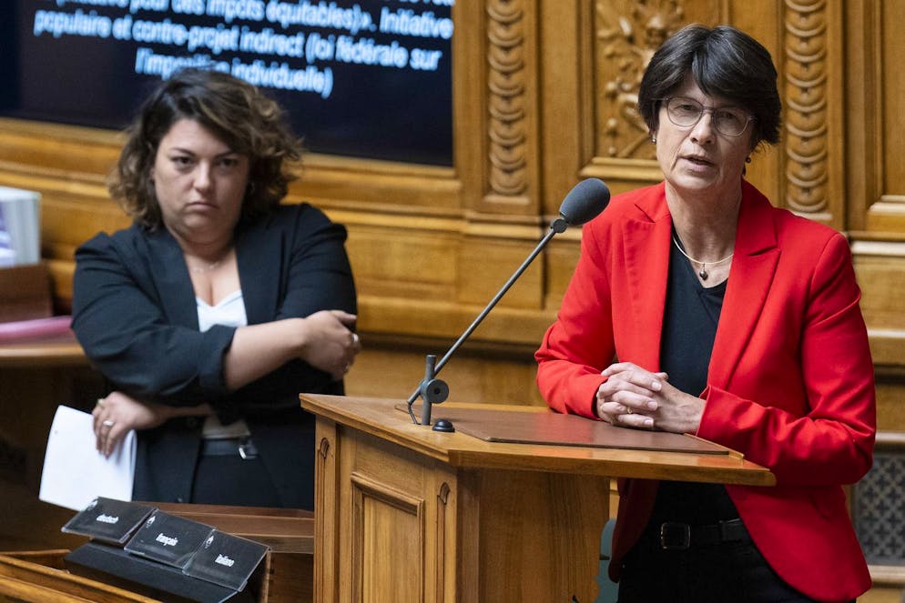 Ursula Zybach (r.) spricht im Nationalrat.