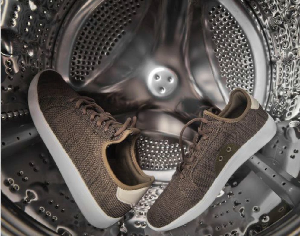 Leinenschuhe am besten in einen Wäschesack stecken. 