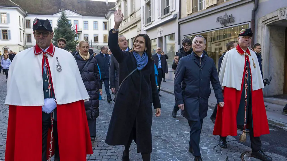 Wahlfeier für die vierte Nationalratspräsidentin aus dem Kanton Aargau seit 2007: Maja Riniker, die höchste Schweizerin, wird beim Festumzug durch die Stadt Aarau von Bundesrat Ignazio Cassis begleitet.