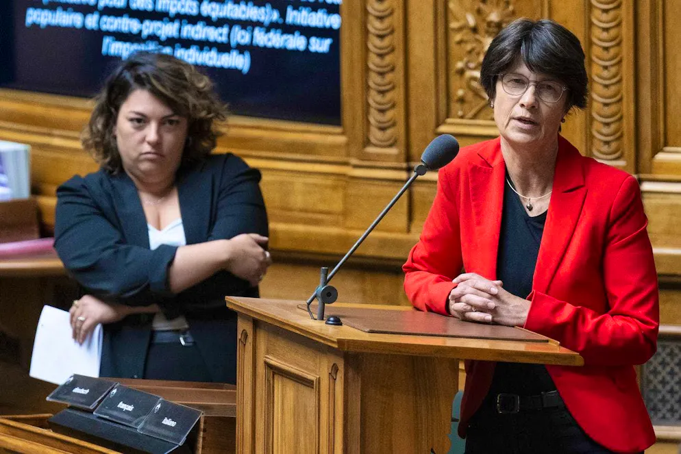Ursula Zybach (right) speaks in the National Council.