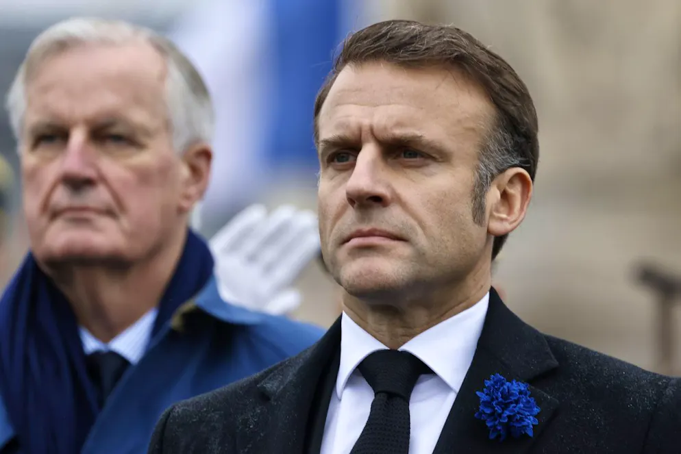 Il presidente francese Emmanuel Macron, a destra, e il primo ministro Michel Barnier sono sull'attenti durante le commemorazioni per il 106° anniversario dell'armistizio dell'11 novembre 1918, che pose fine alla Prima Guerra Mondiale, all'Arco di Trionfo di Parigi, lunedì 11 novembre 2024.