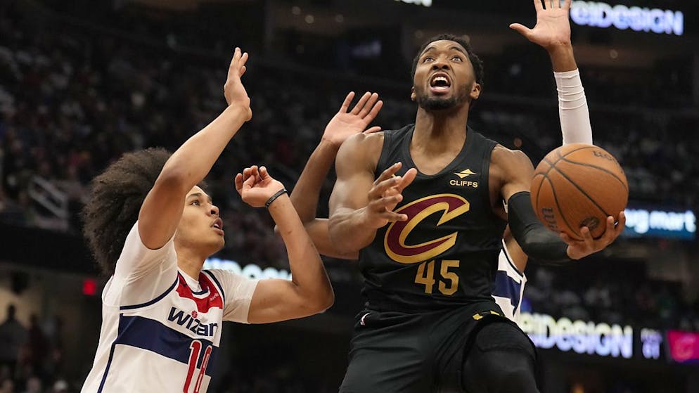 Kyshawn George (links) beim Versuch, Donovan Mitchell von den Cleveland Cavaliers zu stoppen