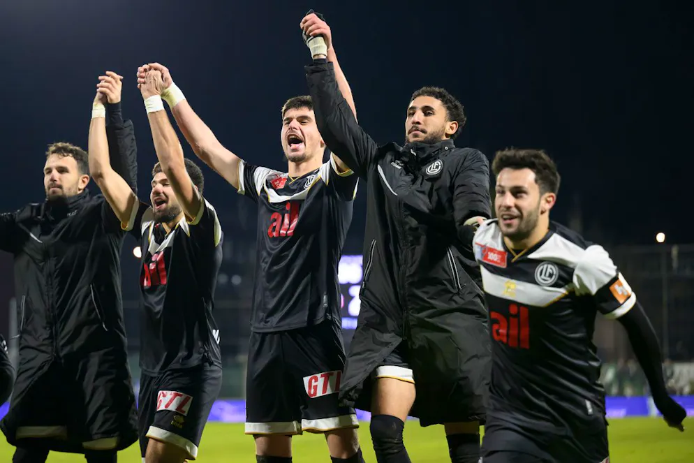 Albian Hajdari (LUG), deuxieme depuis la gauche, et Antonios Papadopoulos (LUG), centre, celebrent la victoire a la fin de la rencontre de football de 1/8 de finale de Coupe Suisse entre le Yverdon Sport FC, YS, et le FC Lugano, LUG, ce mercredi 4 decembre 2024 au Stade Municipal a Yverdon-Les-Bains. (KEYSTONE/Laurent Gillieron)