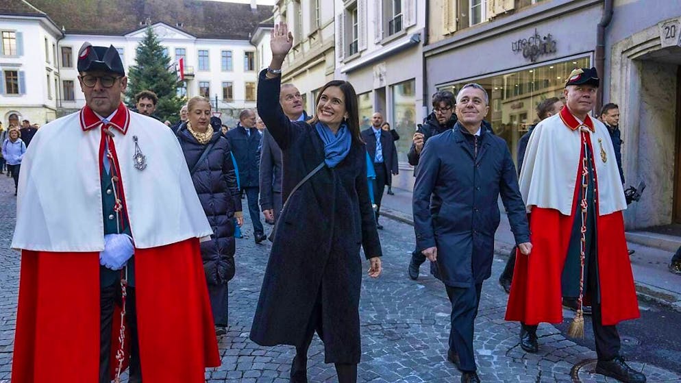 Election ceremony for the fourth National Council President from the canton of Aargau since 2007: Maja Riniker, the highest-ranking woman in Switzerland, is accompanied by Federal Councillor Ignazio Cassis during the procession through the town of Aarau.