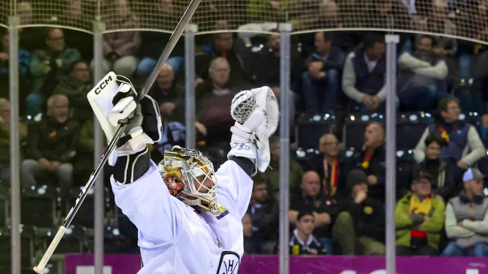 Leonardo Genoni celebrates second win with Zug in Ambri - Gallery. Niklas Schlegel gets his first shutout of the season with Lugano and 29 saves