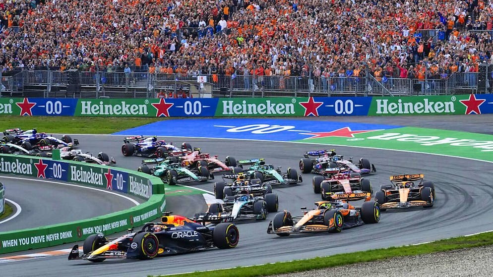 Max Verstappen führt das Feld vor der orangen Wand in Zandvoort an.