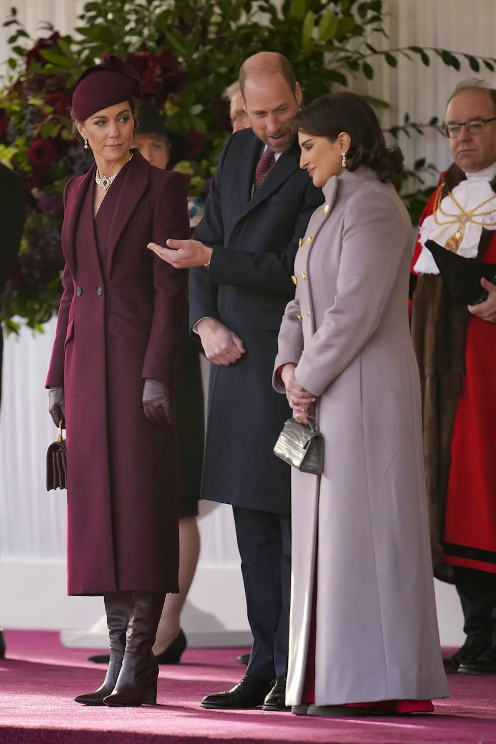 Kate en bordeaux. Kate est de retour et a tout mis en oeuvre pour incarner la figure royale que les britanniques connaissent. C’est sereine et souriante qu’elle a participé à la cérémonie d’accueil à Horse Guards Parade, vêtue, comme à son habitude, d’un manteau ceinturé midi mettant en valeur sa silhouette. Cette pièce, signée Sarah Burton pour Alexander McQueen, est un classique revisité grâce aux revers trompe-l’œil. 