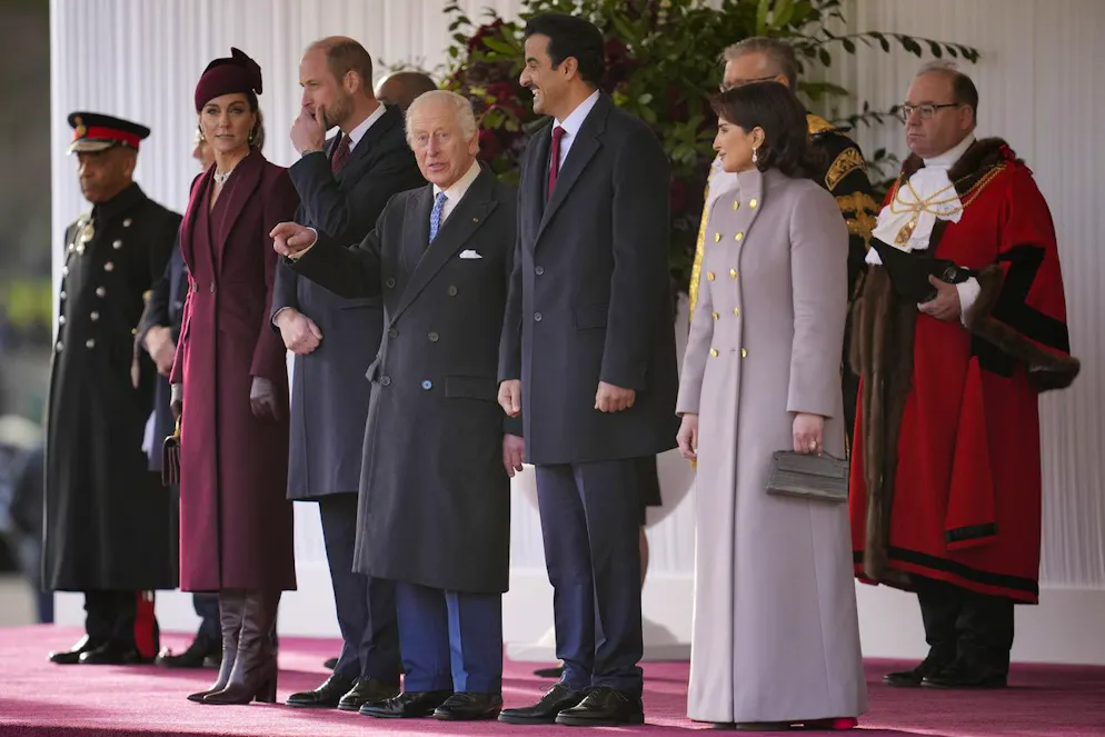 Kate en bordeaux. Catherine, la princesse de Galles, le prince William et le roi Charles III, de gauche à droite, accueillent l'émir de l'État du Qatar, le cheikh Tamim bin Hamad Al Thani, deuxième à droite, et cheikha Jawaher à Londres, ce 3 décembre 2024.