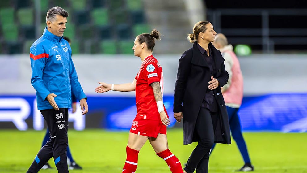 Wie Pia Sundhage die Schweizer Fussballerinnen weitergebracht hat - Gallery. Ramona Bachmann (Mitte) und die ehemalige Schweizer Nationaltrainerin Inka Grings (rechts)