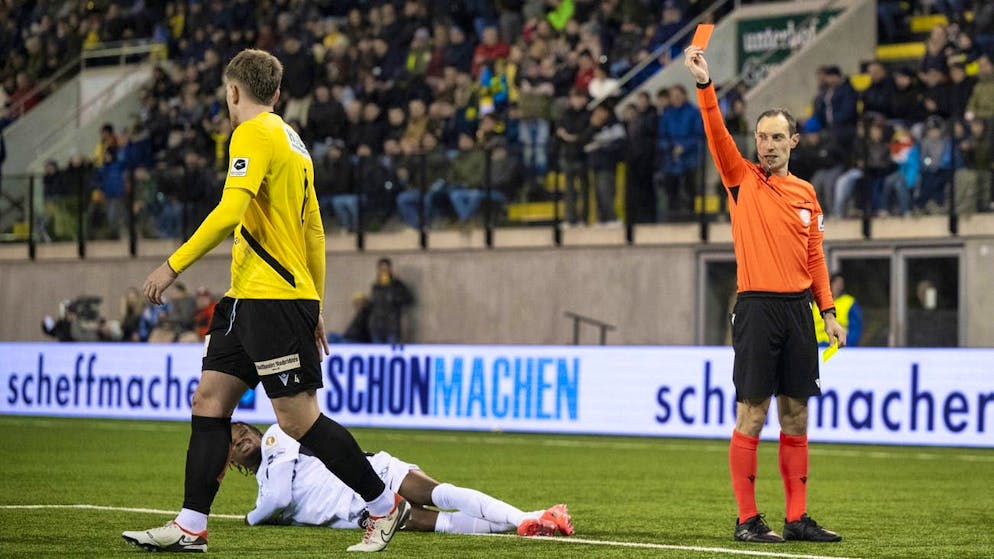 Referee Stefan Horisberger pulls out the red card three times in Schaffhausen.